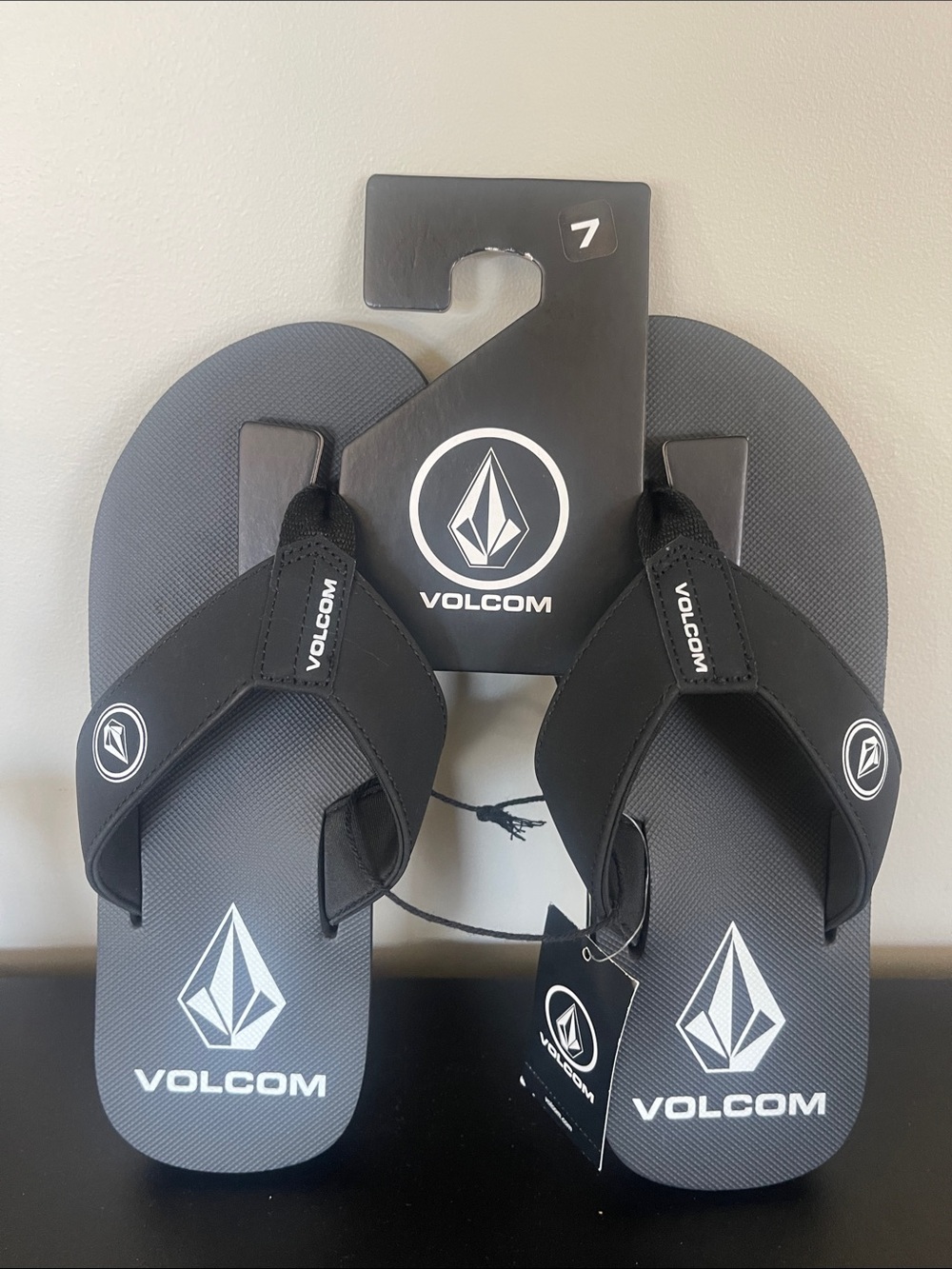 ❤️NEW!!!❤️ Volcom Black and Gray Logo Flip Flop Sandals